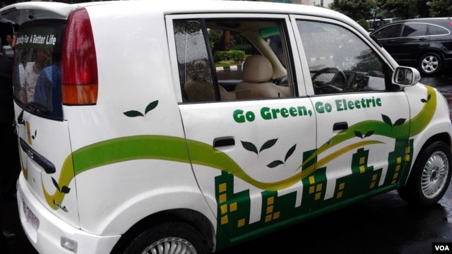 Mobil berbahan bakar listrik Evina atau Electric Vechile Indonesia karya Dasep Ahmadi yang disiapkan bagi para delegasi KTT APEC di Nusa Dua, Bali November mendatang (foto: VOA/Iris Gera).