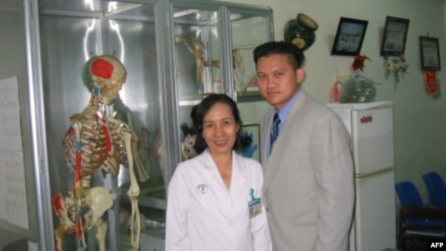 Bác sĩ Trần Hồng Nhật (phải) tại Bệnh viện Chợ Rẫy ở thành phố Hồ Chí Minh năm 2005