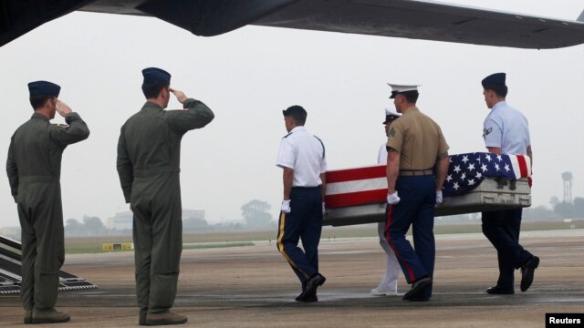 (Ảnh tư liệu) Phi công đứng chào trong lúc binh sĩ Mỹ khiêng quan tài chứa hài cốt được cho là của binh sĩ Mỹ tử trận trong chiến tranh Việt Nam tại một buổi lễ hồi hương ở sân bay Nội Bài, Hà Nội, tháng 11/2012.