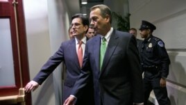 Agoch foto a, Eric Cantor, lidè majorite Repibliken nan Chanm Depite a ak John Boehner prezidan Chanm nan (1 janvye 2013)