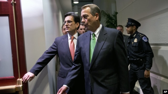 Agoch foto a, Eric Cantor, lidè majorite Repibliken nan Chanm Depite a ak John Boehner prezidan Chanm nan (1 janvye 2013)