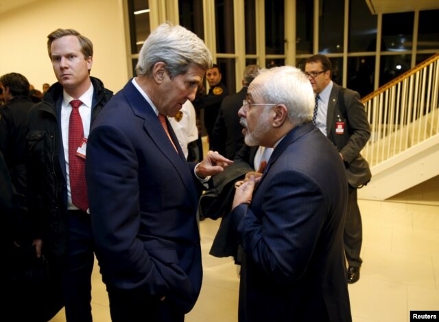 Ngoại trưởng Mỹ John Kerry nói chuyện với Ngoại trưởng Iran Javad Zarif ở Vienna, ngày 16 tháng 1, 2016.