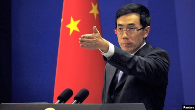 China's Foreign Ministry spokesman Liu Weimin gestures to a journalist during a news conference in Beijing (file photo). 