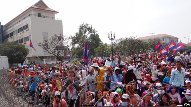 ប៉ូលិស​ដាក់លួសបន្លាបិទផ្លួវបាតុករ (រូបថតថ្ងៃទី​៣០ ខែធ្នូ ឆ្នាំ​២០១៣)