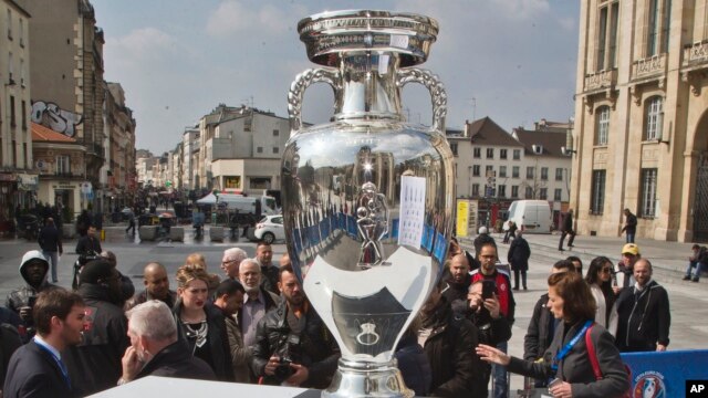 Cúp vô địch bóng đá châu Âu được trưng bày tại Saint-Denis, phía bắc Paris.