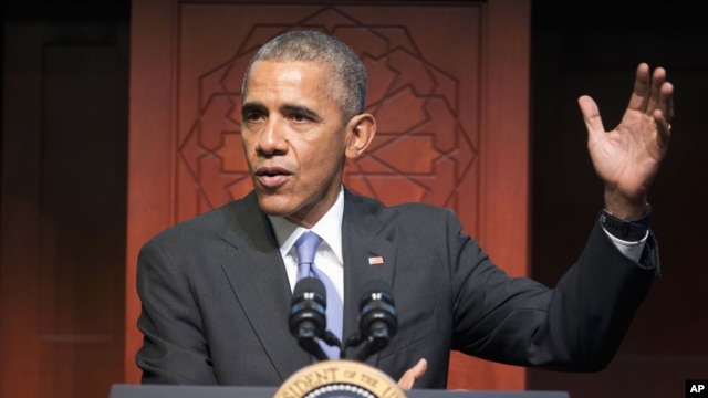 Presiden Barack Obama menyampaikan pidato di hadapan komunitas Muslim Amerika di masjid Islamic Society of Baltimore, Baltimore, Maryland (3/2). 