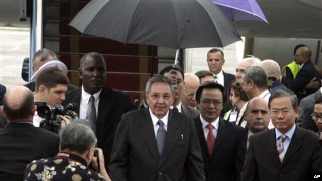 Chủ tịch Cuba Raul Castro đến Hà Nội, bắt đầu chuyến viếng thăm chính thức 4 ngày tại Việt Nam, ngày 7/7/2012