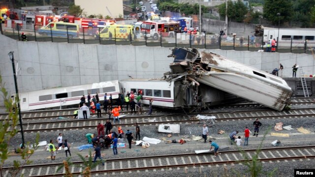 Nhân viên cứu hộ kéo các nạn nhân ra khỏi hiện trường tai nạn. Ðây là một trong những tai nạn đường sắt  tệ hại nhất trong lịch sử Châu Âu.