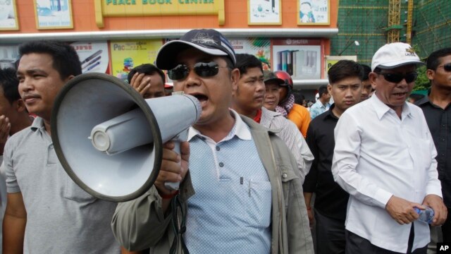 Pro-ruling party demonstrators stage a protest rally in front of National Assembly, in Phnom Penh, Cambodia, Monday, Oct. 26, 2015. 