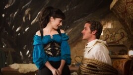 Armie Hammer y Lily Collins en "Mirror Mirror" (Foto de Jan Thijs ©2012 Relativity Media, LLC)