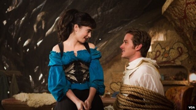 Armie Hammer y Lily Collins en "Mirror Mirror" (Foto de Jan Thijs ©2012 Relativity Media, LLC)