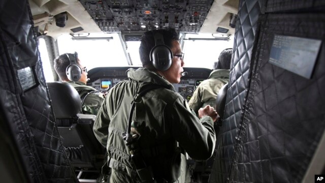 Phi công Malaysia trên máy bay CN-235 trong phi vụ tìm kiếm chuyến bay MH370 bị mất tích trong eo biển Malacca, ngày 13/3/2014.