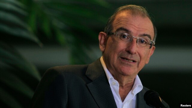 El gobierno de Colombia espera la liberación de tres uniformados secuestrados por la guerrilla en el sur y occidente de ese país.