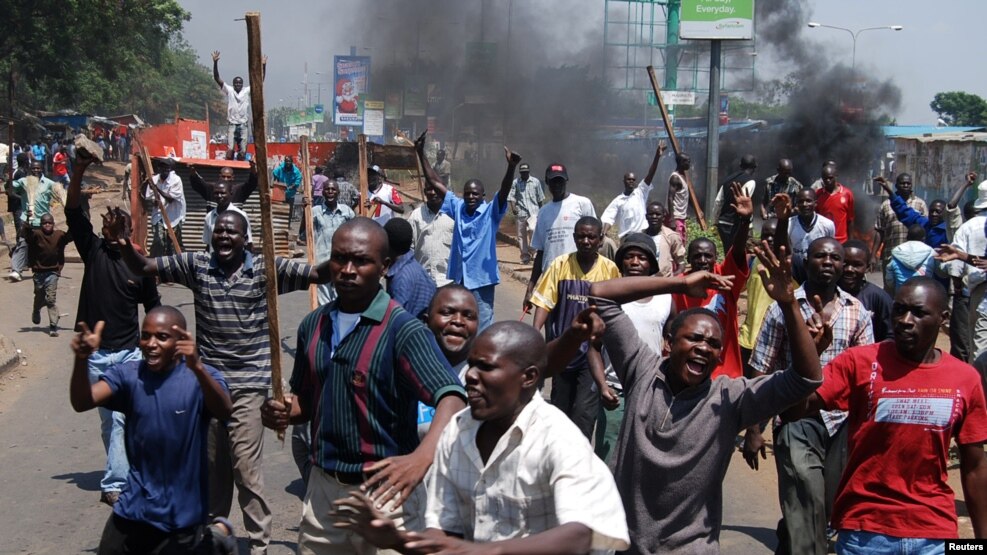 Waandamanji katika picha ya awali kwenye mji wa Kisumu karibu na eneo la maanadmano ya Jumatano.