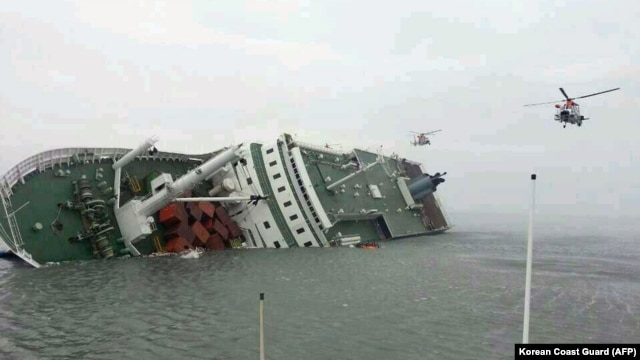 Trực thăng hỗ trợ công tác cứu hộ các hành khách trên chiếc phà bị đắm ngoài khơi bờ biển phía nam Nam Triều Tiên, ngày 16/4/2014.