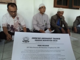 Simpatisan ISIS memberi pernyataan di Solo, Jawa Tengah (foto: dok).