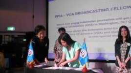 Retno Lestari menandatangani kontrak kerja dengan PPIA pada acara konferensi pers di @america, Jakarta.