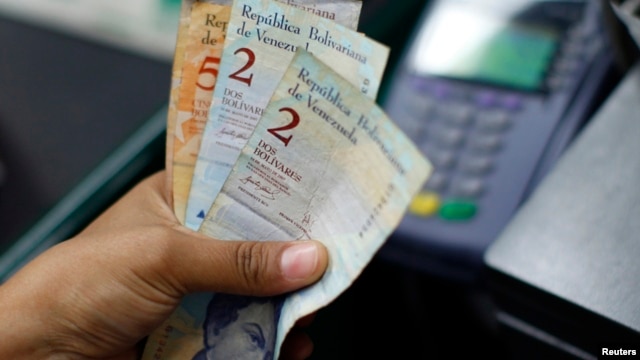 A partir del 13 de febrero la tasa de cambio del bolívar pasa de 4,3 a 6,3 por dólar, una devaluación de casi 32 por ciento.