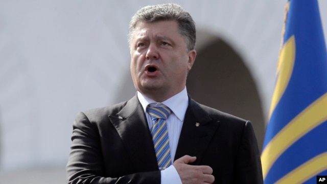 Tổng thống Ukraine Petro Poroshenkonko hát quốc ca trong lễ Độc lập tại Kyiv, ngày 24/8/2014.