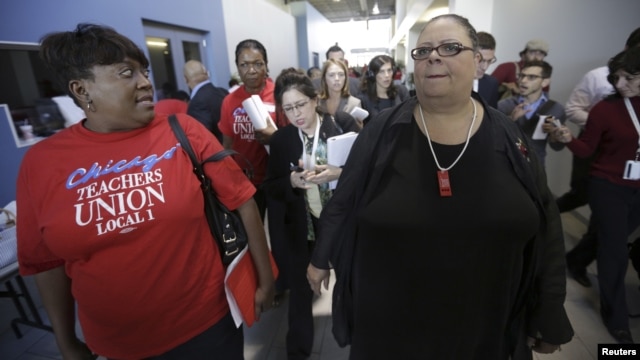 La presidenta de la Unión de Docentes de Chicago, Karen Lewis (izquierda) tras una rueda de prensa anunciando el acuerdo que puso fin a la primer huelga de docentes públicos en 25 años, que inició el lunes 10 de septiembre. 