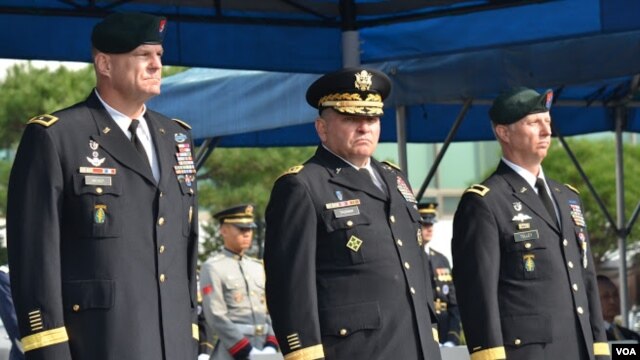 USFK commander Gen. James Thurman is flanked by the incoming special operations commander, Brig. Gen. Eric Wendt (left) and Wendt's predecessor, Brig. Gen. Neil Tolley (right).(VOA/Steve Herman)