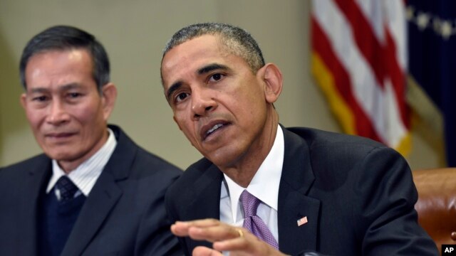 Ảnh của hãng thông tấn AP chụp cho thấy blogger Điếu Cày ngồi cạnh nhà lãnh đạo Hoa Kỳ.