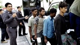 ထိုင္းႏိုင္ငံအတြင္း တရားမဝင္ ဝင္ေရာက္လာတဲ့ ႐ိုဟင္ဂ်ာမြတ္ဆလင္ေတြကို ေရႊ႕ေျပာင္းေခၚေဆာင္ေနစဥ္။ (ဇန္နဝါရီ ၂၈၊ ၂၀၀၉)