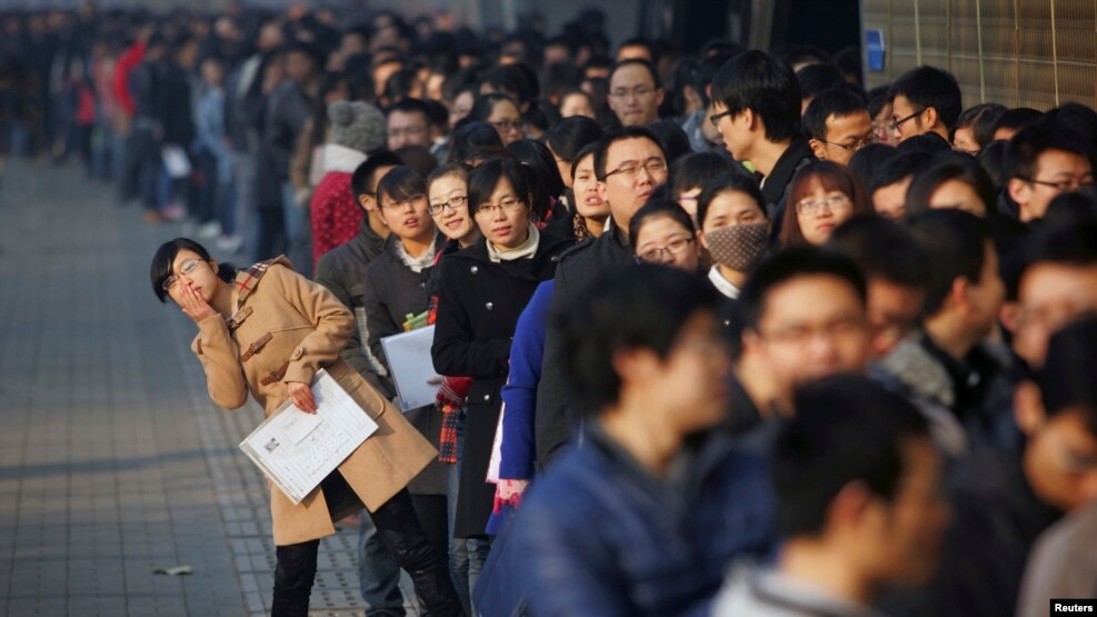 求职者在天津大学的招聘会上（2013年11月22日）