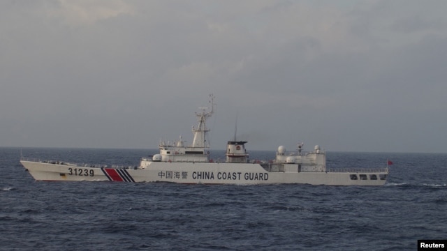 Tàu cảnh sát biển Trung Quốc đi ngang quần đảo Điếu Ngư/Senkaku.