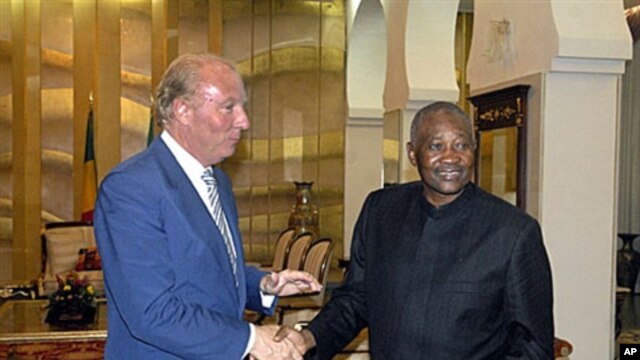 Malian President Amadou Toumani Toure (right) greets French Interior Minister Brice Hortefeux at the presidential palace in Bamako, 22 Sep 2010