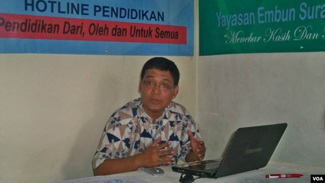 Ketua Hotline Pendidikan Isa Anshori memberikan keterangan pers terkait perilaku seksual pelajar SMA di Surabaya. (VOA/Petrus Riski)