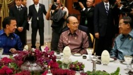 ဘ႐ူႏိုင္းဘုရင္ Hassanal Bolkiah(ဝဲ)၊ ကေမၻာဒီးယားဝန္ႀကီးခ်ဳပ္ Hun Sen (ယာ) ႏွင့္ သမၼတဦးသိန္းစိန္တို႔အား ၂၂ ႀကိမ္ေျမာက္ အာဆီယံအစည္းအေဝးအတြင္း ညစာစားပဲြမွာ အတူတကြ ေတြ႔ရစဥ္။ ဧၿပီလ ၂၄၊ ၂၀၁၃။