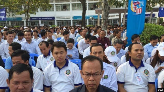 Youth Group of Dragon Guard​ Alliance mark 37 years since the fall of Khmer Rouge regime, at the headquarter of Cambodian People's Party on Thursday, 7 January, 2016. (Hul Reaksmey/VOA Khmer)