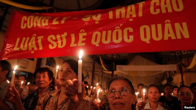 Thắp nến tại nhà thờ Thái Hà ở Hà Nội để ủng hộ, và cầu nguyện cho luật sư Lê Quốc Quân.