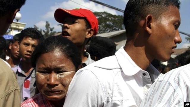 A woman hugs her son who came out of Myanmar's Insein prison in Rangoon, Burma, January 3, 2012.