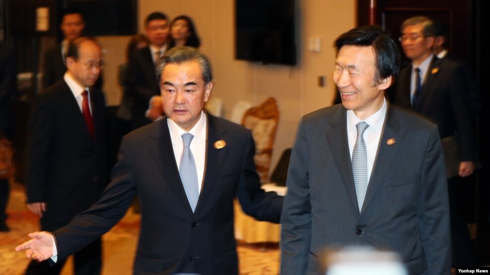 왕이 중국 외교부장(왼쪽)과 윤병세 한국 외교장관이 지난달 25일 라오스 비엔티안에서 양자회담을 갖고 사드 배치를 비롯한 한반도 현안에 관한 의견을 교환했다. (자료사진)