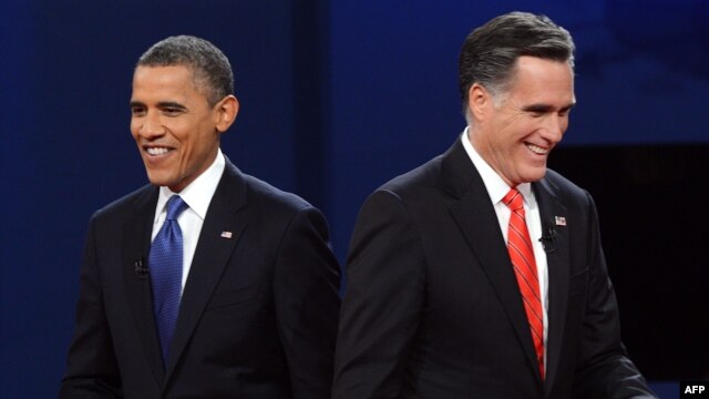 Tổng thống Obama và đối thủ của đảng Cộng hòa Mitt Romney sau cuộc tranh luận trực tiếp tại Ðại học Denver, Colorado, ngày 3/10/2012