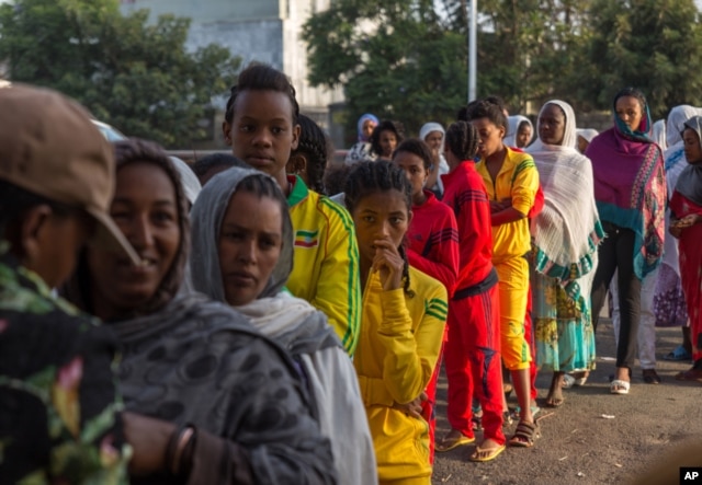 Voters queue early in the morning to cast their votes in Ethiopia's general election, in Addis Ababa, Ethiopia, May 24, 2015.