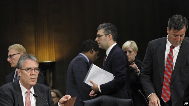 Ejecutivos del holding HSBC se preparan para testificar frente al subcomité de Seguridad Nacional del Senado de Estados Unidos. El jefe de Cumplimiento, renunció frente a los senadores.