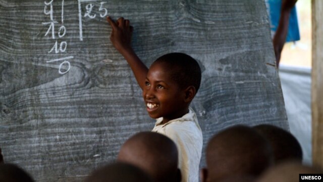 A young Congolese boy at the Mugosi Primary School, which caters mostly for children of the Kahe refugee camp in the town of Kitschoro, in the north eastern part of the Democratic Republic of the Congo. (UNESCO/M.Hofer)