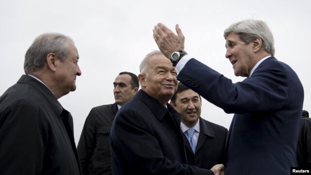 Tổng thống Uzbekistan Islam Karimov (giữa) tiếp đón Ngoại trưởng Mỹ John Kerry tại Sân bay Samarkand, ngày 1 tháng 11, 2015