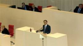 Novi gruzijski premijer Bidzina Ivanišvili obraća se poslanicima u parlamentu