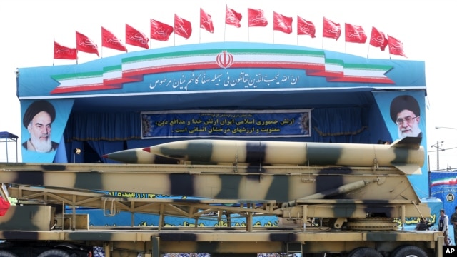 Misiles iraníes durante un desfile militar en Teherán.