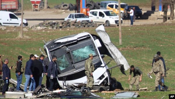 Türk qüvvələri Diyarbəkir-Bingöl yolunda partladılmış avtobusu nəzərdən keçirir. 18 fevral, 2016.