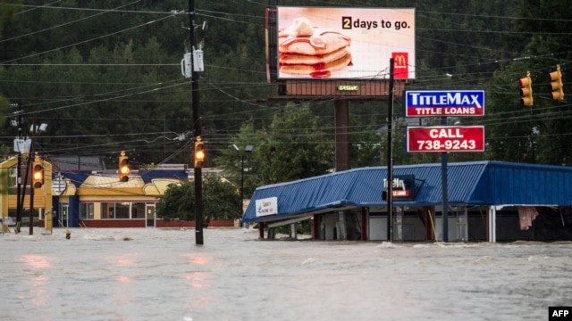 Nước lũ dâng cao trên Đường Garners Ferry ở thành phố Columbia, bang South Carolina, ngày 4 tháng 10, 2015.