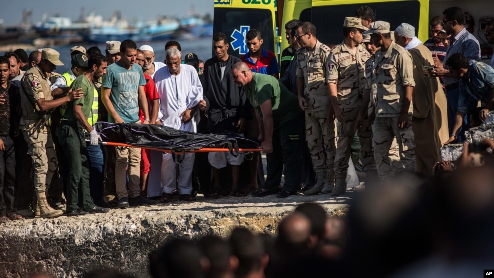 Guardias egipcios lograron rescatar a unas 150 personas pero se teme que decenas más hayan muerto en el Mediterráneo.