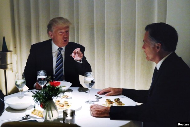 U.S. President-elect Donald Trump sits at a table for dinner with former Massachusetts Governor Mitt Romney, right, at Jean-Georges inside of the Trump International Hotel & Tower in New York, Nov. 29, 2016.