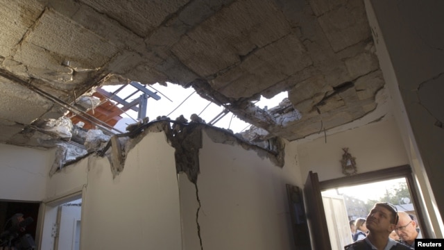 Al sur de Israel, en la ciudad de Ofakim, cayó un cohete disparado desde Gaza. Las casas del lugar quedaron destruidas.
