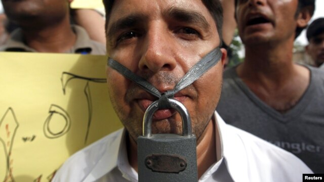 Un periodista protesta en contra de la censura de la prensa.