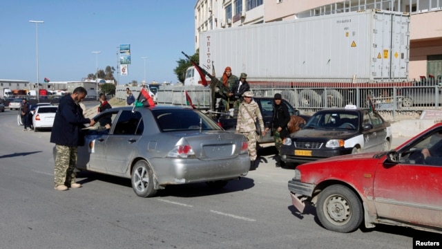 لیبیائی حکام کا کہنا ہے کہ حملہ آور فوجی وردیوں میں ملبوس تھے